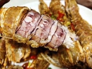 15、椒盐皮皮虾,赶紧剥一只，虾壳焦脆，虾肉香甜，外酥里嫩就是它了，白嫩的虾肉触及唇齿的瞬间，细腻而Q弹，弹而清淡，淡而含鲜，鲜而蕴香