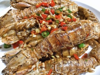 16、椒盐皮皮虾,而那香既有椒盐味又有葱香味，还有虾最原始的甜鲜味，那一刻味蕾的感知怎一个鲜字了得