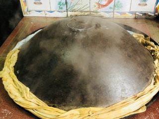 1、客家小吃：蒜苗粿（葫粄）➕菜头粄,沥干水分的米浆，上锅蒸熟，大概需要一个多小时