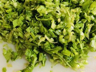 5、客家小吃：蒜苗粿（葫粄）➕菜头粄,芹菜茎杆拍碎，切成细末