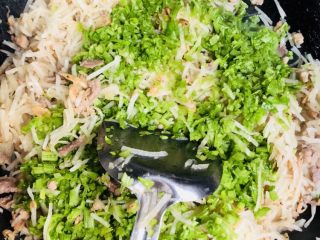14、客家小吃：蒜苗粿（葫粄）➕菜头粄,萝卜炒断生后，加入芹菜末，翻炒均匀即可