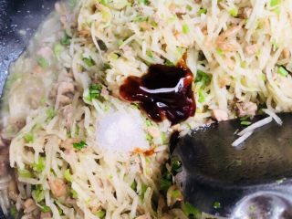 15、客家小吃：蒜苗粿（葫粄）➕菜头粄,加入盐和蚝油调味，翻炒均匀。