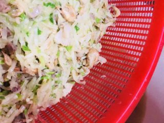 16、客家小吃：蒜苗粿（葫粄）➕菜头粄,沥去汤汁