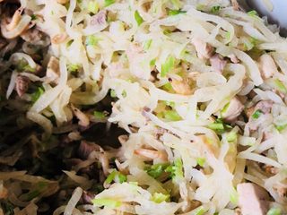 18、客家小吃：蒜苗粿（葫粄）➕菜头粄,菜头粄的馅完成了。