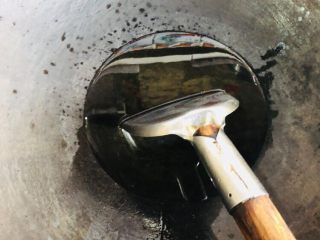 20、客家小吃：蒜苗粿（葫粄）➕菜头粄,锅内放适量油，要稍微多一些，晒干的蒜苗比较吃油