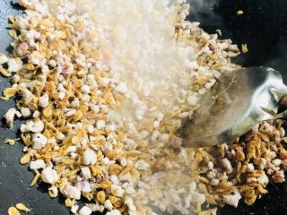 23、客家小吃：蒜苗粿（葫粄）➕菜头粄,翻炒均匀