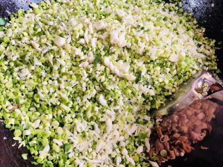 25、客家小吃：蒜苗粿（葫粄）➕菜头粄,加入蒜茎翻炒均匀