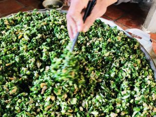 28、客家小吃：蒜苗粿（葫粄）➕菜头粄,快速盛起，散开，开风扇，边翻拌边吹凉，防止蒜苗变黄。