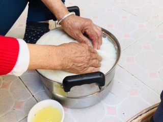 30、客家小吃：蒜苗粿（葫粄）➕菜头粄,捶打好的粿，要抹上蜂蜡和油的混合物。让米粿不粘手，手上也要抹一些。