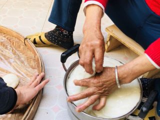 31、客家小吃：蒜苗粿（葫粄）➕菜头粄,捏成一个个小剂子