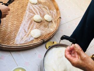 33、客家小吃：蒜苗粿（葫粄）➕菜头粄,一个个放好，防止粘连