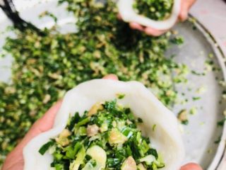 35、客家小吃：蒜苗粿（葫粄）➕菜头粄,剂子开口，中间厚，四周薄，放上馅料