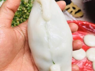 37、客家小吃：蒜苗粿（葫粄）➕菜头粄,两端拉长，轻轻折叠起来，整个粿呈两头尖，中间圆的状态。