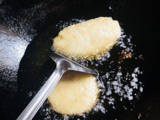 40、客家小吃：蒜苗粿（葫粄）➕菜头粄,这种粿适合煎、炸，不适合蒸煮，且煎炸时，两个粿之间需要分开，否则会粘连导致破皮露馅。