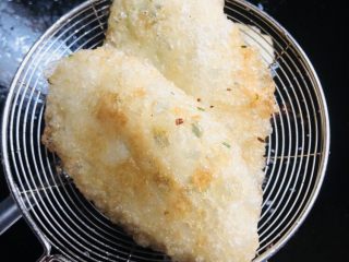 41、客家小吃：蒜苗粿（葫粄）➕菜头粄,油六成热，中小火，炸至金黄色即可。蒜苗粿里面的馅料颜色油绿，特别地香。菜头粿的馅料较之鲜甜。