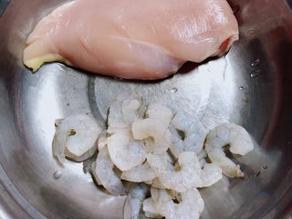 2、云吞面,准备好鸡胸肉、虾仁。