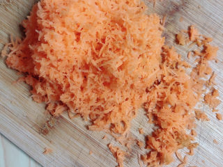 4、云吞面,将胡萝卜叉成细丝。