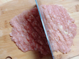 5、云吞面,将鸡胸肉剁成肉沫。