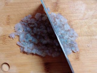 6、云吞面,将虾仁剁成大块虾泥。