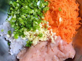 7、云吞面,将葱姜切碎，所有食材放入盆中。