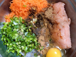 8、云吞面,加入花椒粉、盐、十三香、白胡椒粉、酱油、耗油、鸡精、香油、鸡蛋。