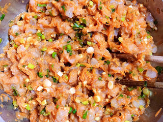 9、云吞面,将馅儿一个方向搅均匀。