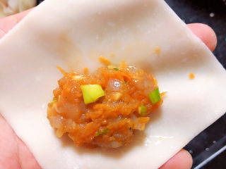 10、云吞面,取一片馄饨皮，放入馅料。