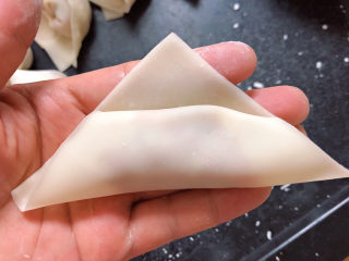 11、云吞面,从一角卷起，留出一个角的空间。