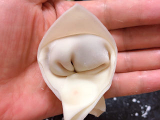 12、云吞面,将两边掐紧即可。