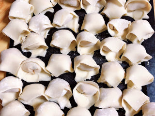 13、云吞面,逐一包好馄饨。