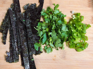 14、云吞面,准备一些海苔、小葱叶、香菜切好待用。