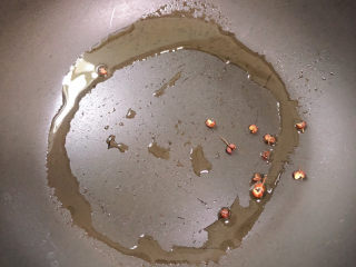 15、云吞面,锅中倒入油，煸香花椒粒。