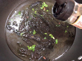 17、云吞面,加入水，放入盐、耗油、生抽。