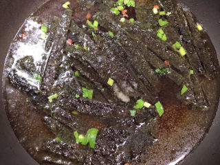 18、云吞面,将汤烧开锅。