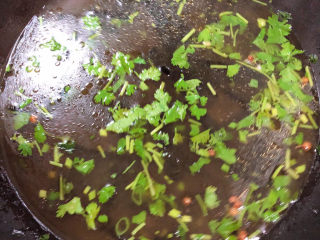 19、云吞面,关火，撒上香菜末、点上一些香油。