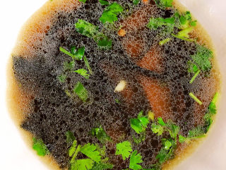 20、云吞面,将汤倒入大碗中。