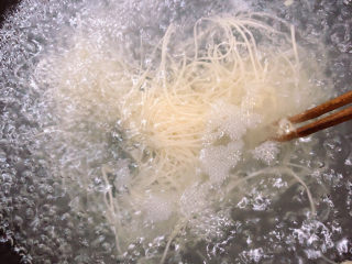 21、云吞面,锅中烧开水，放入一把细面，煮两分钟即可。