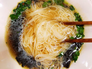 22、云吞面,将面捞入碗中。