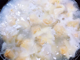 23、云吞面,锅中下入大馄饨，煮4-5分钟即可。