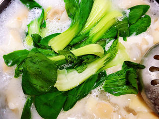 24、云吞面,可以烫一些油菜。