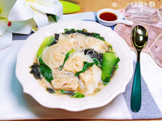 25、云吞面,馄饨捞入碗中，一晚营养的三鲜云吞面就上桌了！