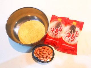 1、小米炖海参,准备食材:即食海参,小米,花生米
