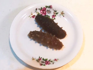 7、小米炖海参,把焯好的海参捞出来