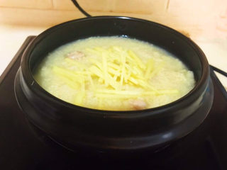 13、小米炖海参,加入姜丝,继续煮五分钟