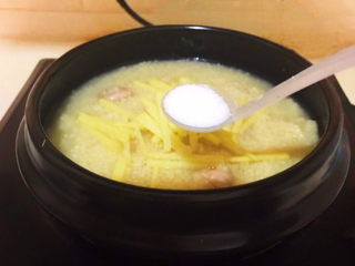 14、小米炖海参,加入精盐调匀