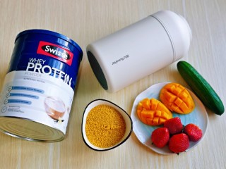 1、苹果小米粥,准备食材及焖烧杯。