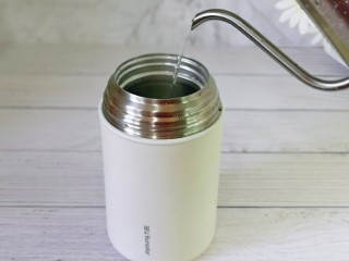 3、苹果小米粥,首先倒入1000毫升沸水。