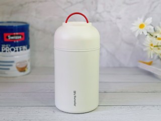 4、苹果小米粥,盖上盖子预热1分钟左右，预热好后将水倒掉。