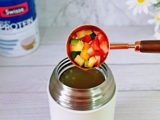 11、苹果小米粥,再加入切好的水果，盖上盖子焖2分钟就可以直接食用啦！