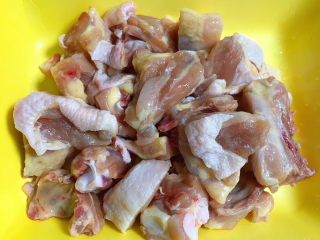 1、三黄鸡炖土豆,准备好鸡肉块。